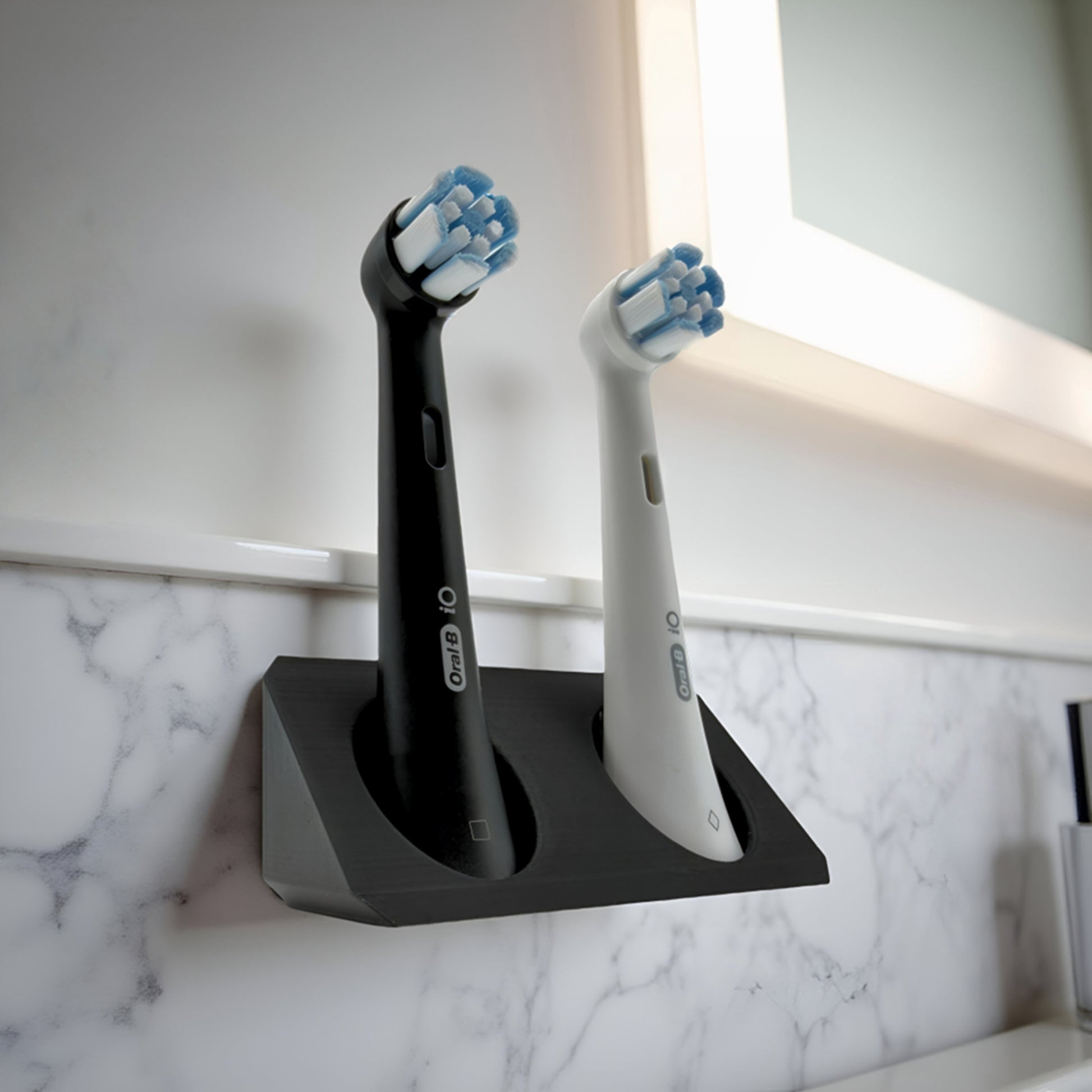BrushDock für Oral-B an Marmor Fließe