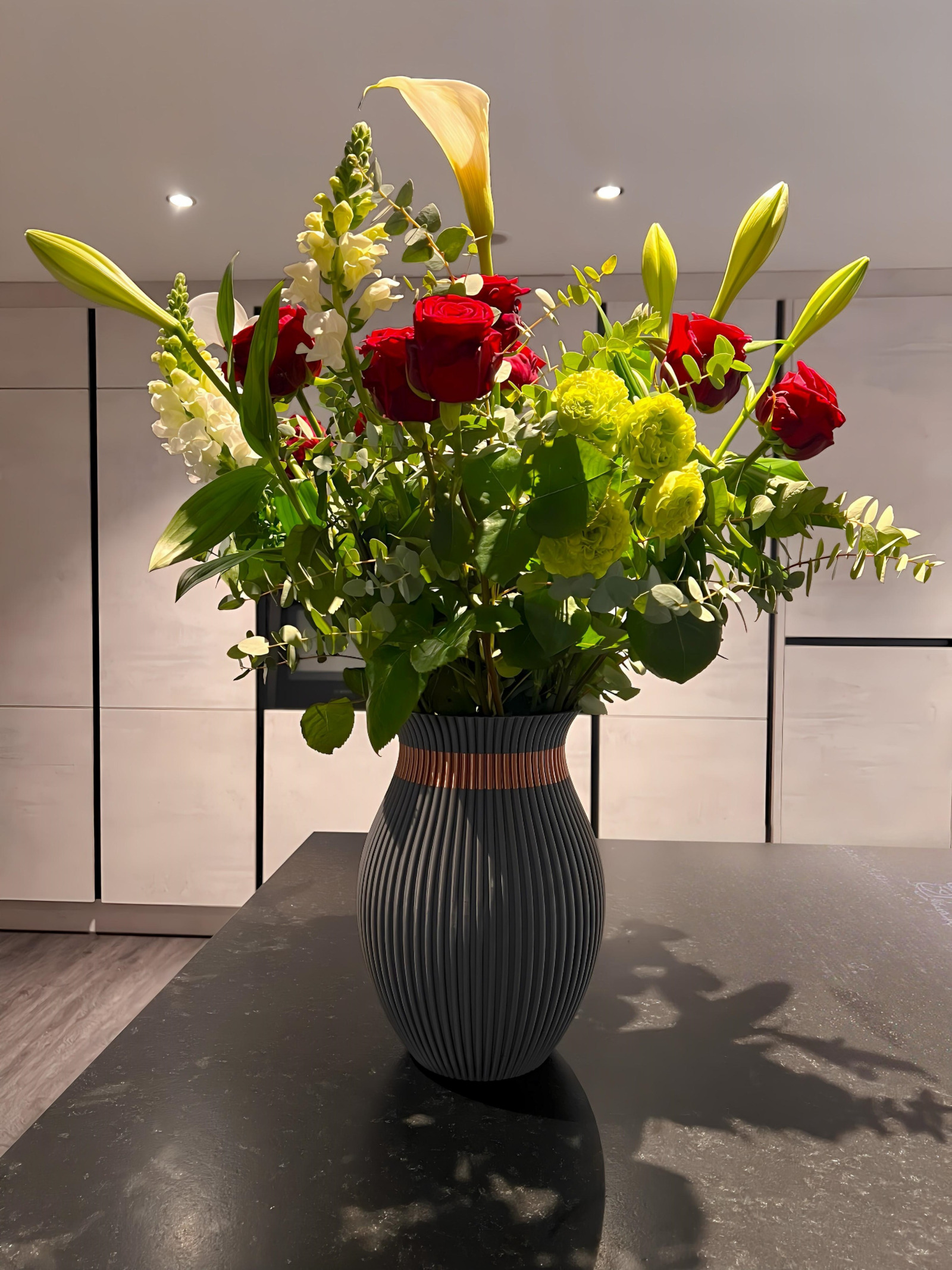 Vase mit Lanstilligen Blumen